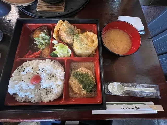 近くにはお弁当屋さんも！