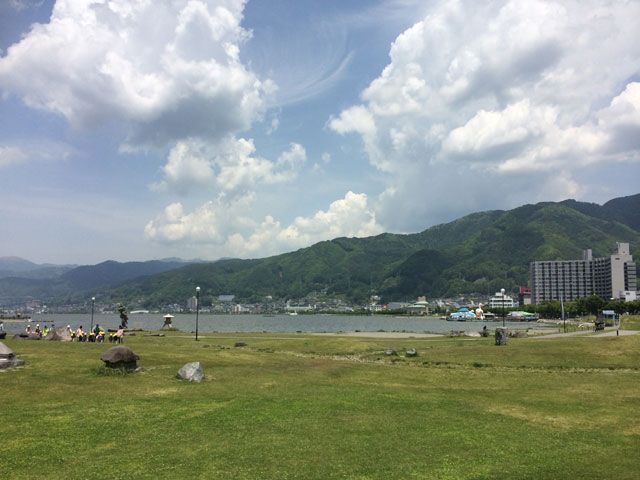 目の前にはとてもキレイな湖『諏訪湖』が広がります♪