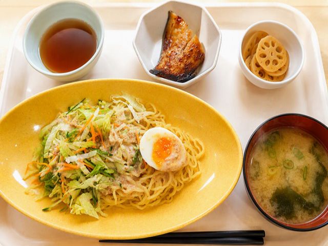 【食事】美味しいと好評の従業員食堂♪
（昼：ラーメンサラダ）