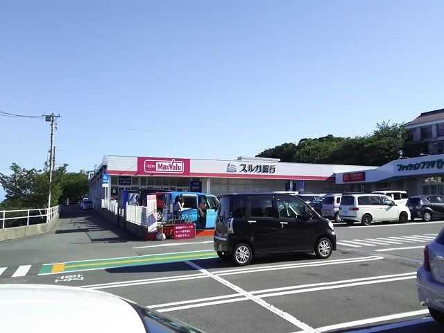 町の中にスーパーマーケットもあります。店内には100円ショップ、ドラックストア有(´ー｀)