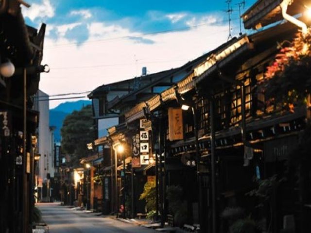 人気の観光スポット「高山の古い町並み」は施設から歩いて15分！