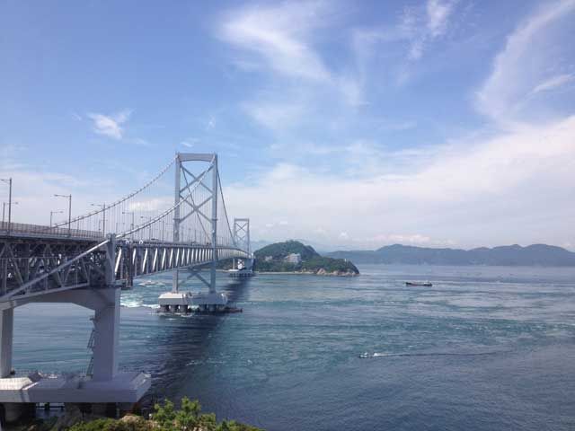 淡路島と徳島を結ぶ鳴門海峡♪渦潮が有名です♪