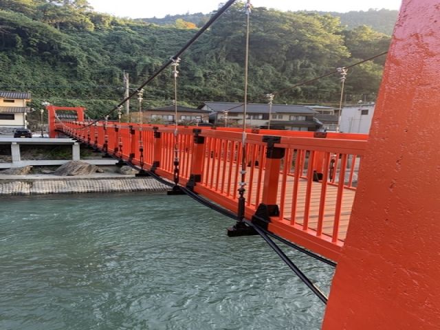 天ヶ瀬温泉街のシンボル「赤い吊り橋」☆奇跡の吊り橋とも呼ばれています！