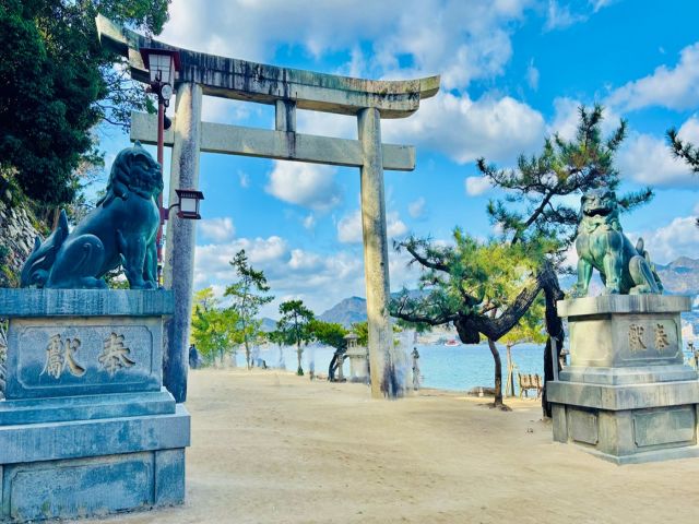鳥居の先には世界遺産・厳島神社が見えてきます！