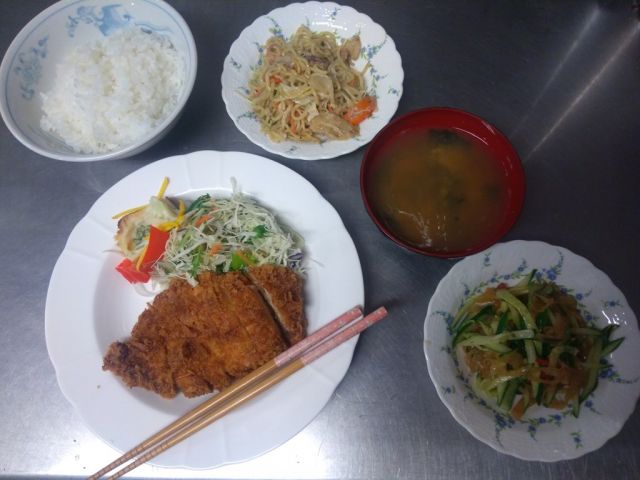 お食事は３食お休みの日も支給あり！！