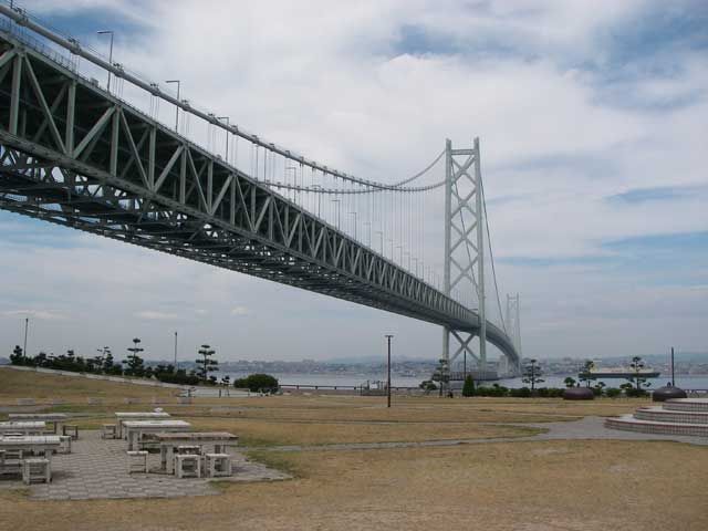 明石海峡大橋を渡れば大阪、神戸まですぐ。