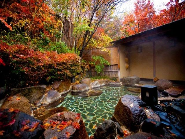 お仕事終わりに温泉毎日入れます!!秋は紅葉、冬は雪景色と楽しめます♪