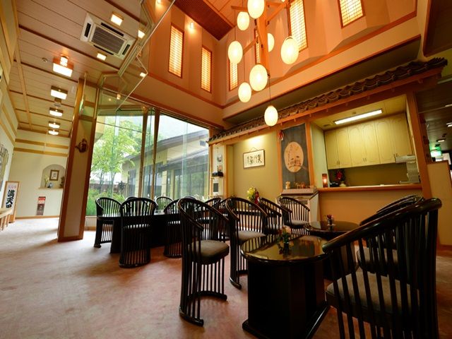 吹き抜けのラウンジがあなたをお迎え♪広々とした空間でご就業いただけます！