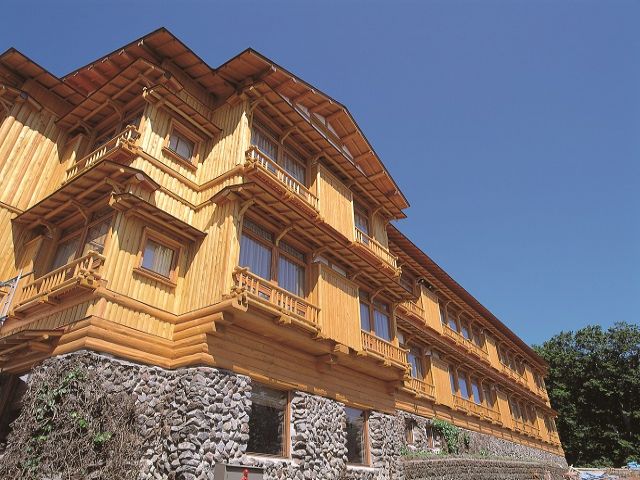 秋田杉を使ったホテルの建物は、国の登録有形文化財に指定されてます！