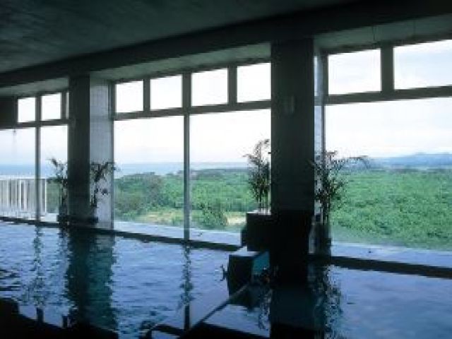 男鹿半島の絶景を源泉かけ流しの温泉から眺められます★