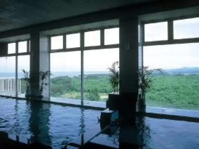 男鹿半島の絶景を源泉かけ流しの温泉から眺められます★
