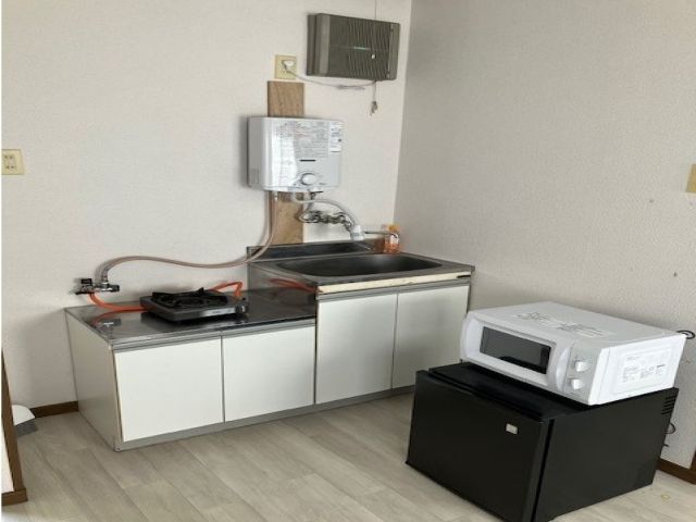 寮の様子②：トイレ・ミニキッチン・ベッド・エアコン・テレビ付き！快適です！