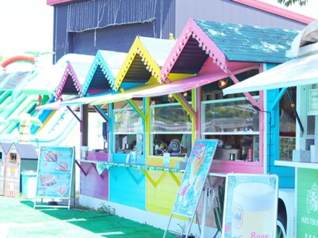 プール中には屋台などもあり、この夏一番盛り上がる場所の一つですよ！