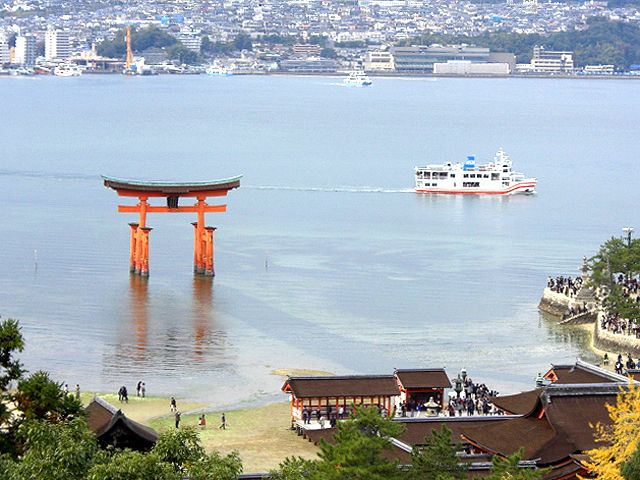 多くの観光客が訪れる「宮島 厳島神社」