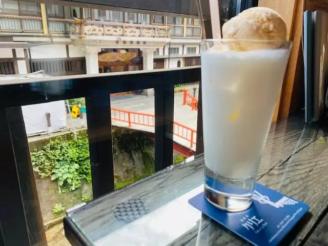 お休みの日は温泉街を一望できるおしゃれなカフェでゆっくりも♪