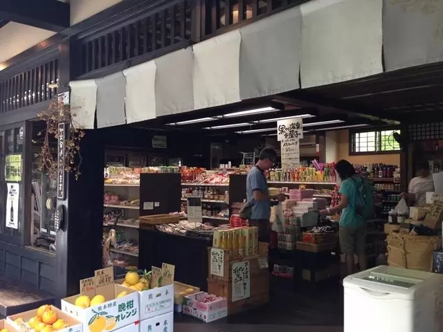 近くには商店もあります。車のレンタルも可能ですので買い物にも困りません！