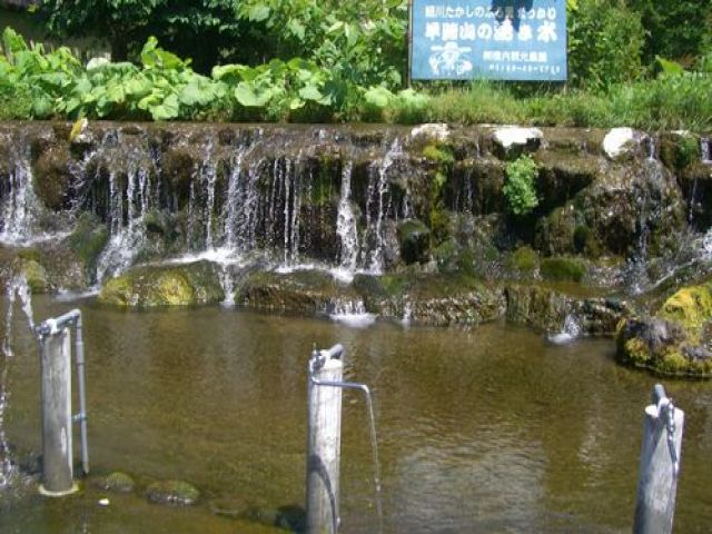 お店の前には湧水があります♪いつでも美味しい水飲めます！
