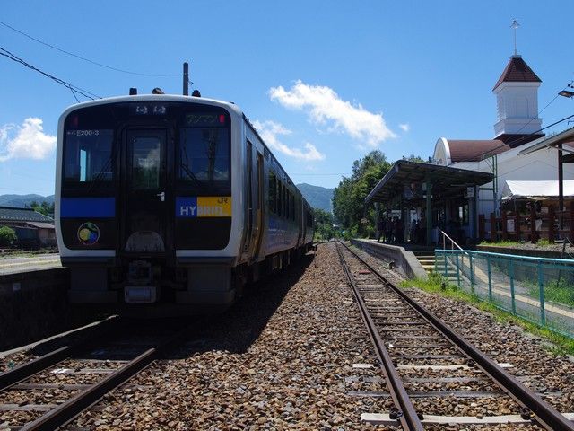 ローカル線の小海線は標高1375 mのJR鉄道最高地点があります