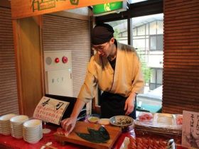 調理でのお仕事です。
包丁を使って、色々な食事を作っていただきます。