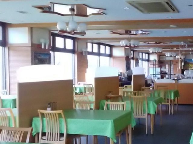 食事会場は開放感があるつくりです。
多くのお客様が来られるので、やりがいがあります！
