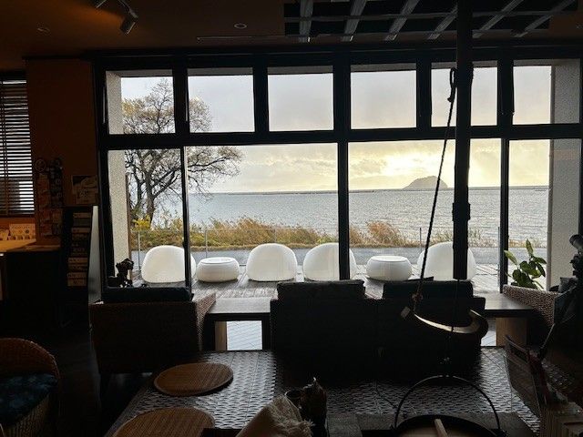 パワースポットの竹生島を一望できます。