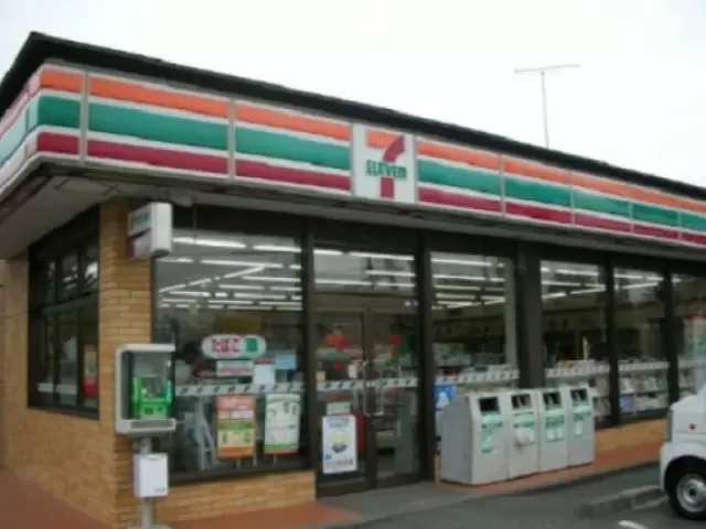 徒歩圏内にコンビニが２件あり◇
スーパーまでは近くからバスが出ています!!