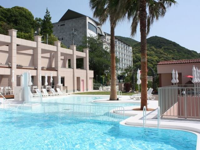 ホテル内には立派なプールも☆リゾート感満載！！