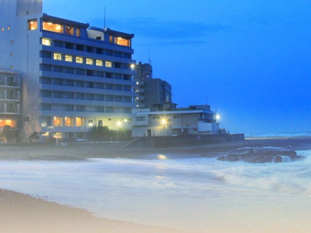 すぐ目の前は海！！サーフィンされる方はボードをお忘れなく(*^-^*)