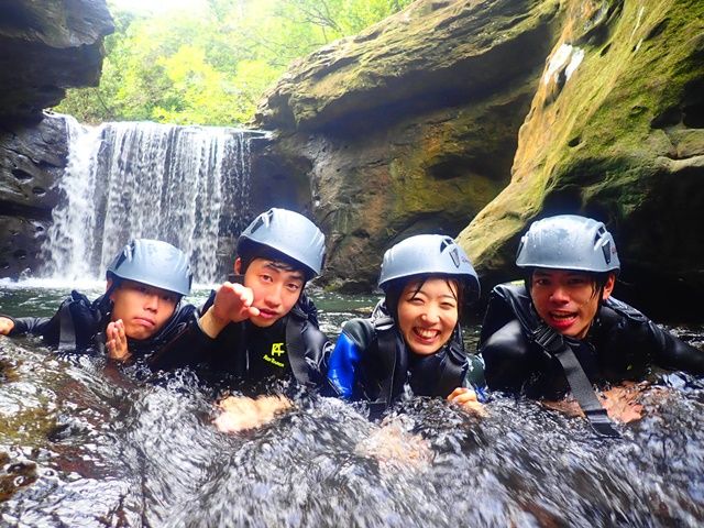 ジャングルの中を進むトレッキングやキャニオニングは人気のツアーの一つ！マイナスイオン☆