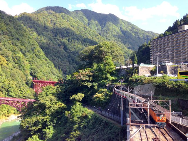 窓のない解放感あふれた客車で巡る渓谷の旅!
テンションも上がります。