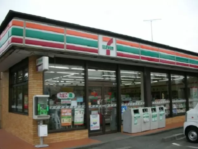 買い物環境も抜群!!コンビ二も目の前のホテルです☆