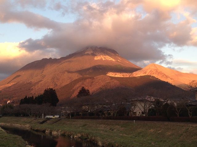 誰もが魅了される湯布院。四季によって由布岳の彩りが変わり、とってもキレイです。