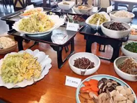 バイキングレストランでの接客のお仕事です！美味しくて華やかなお料理が並びます♪