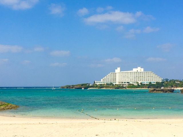 人気の恩納村エリアでのお仕事です♪
寮から職場まで海が広がっております★