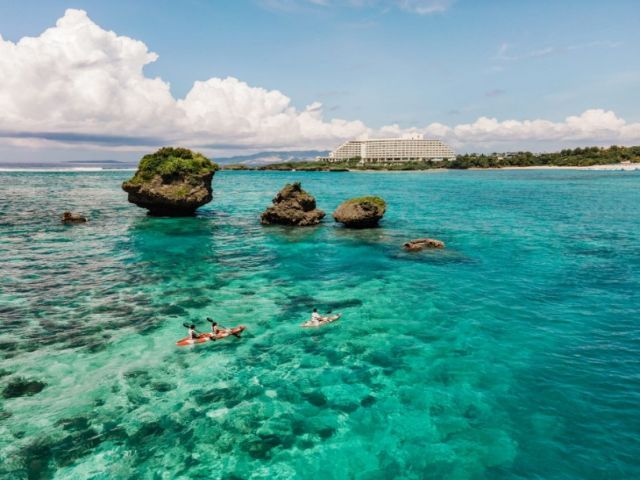 人気の恩納村エリアでのお仕事です♪
寮から職場まで海が広がっております★