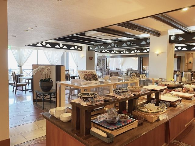 宿泊者以外も利用可能なレストランです。笑顔で接客を心掛けてください♪