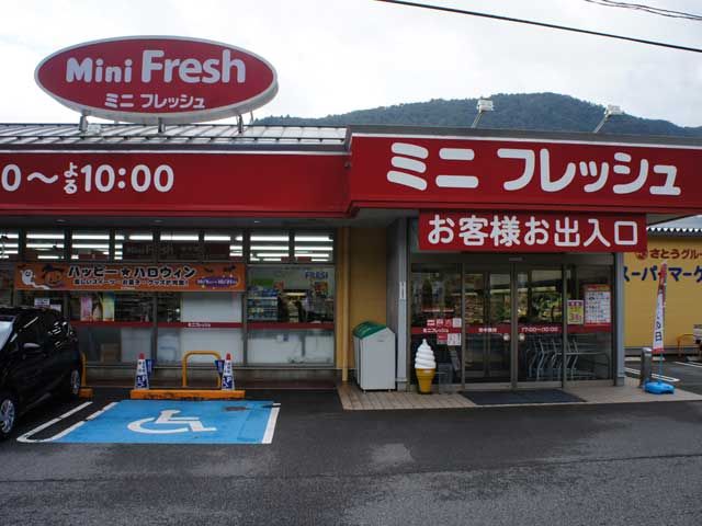 現地の方が買い出しに連れて行ってくれることがあります。