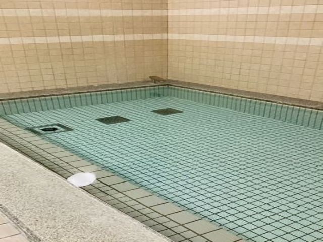 お部屋内シャワーブースのみですが、寮内に浴槽あります。