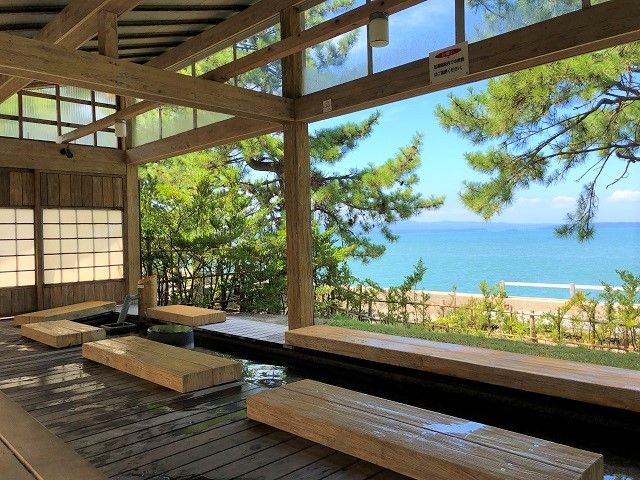 和倉温泉は景色も最高です
足湯しながらゆっくりと海を眺めるのもいいですね