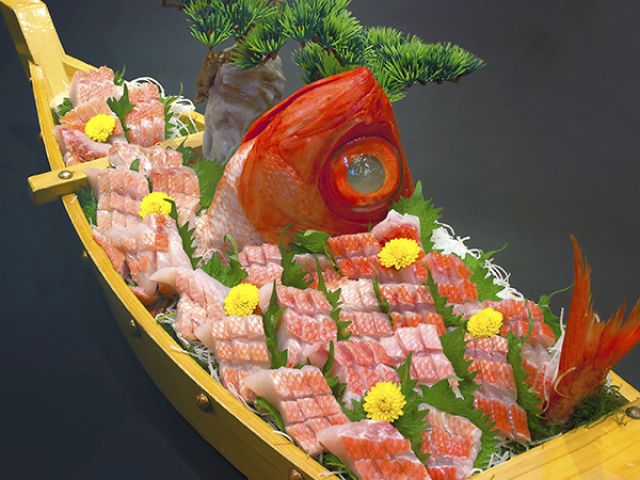 地物を中心に、お客様にもご好評のバイキングレストランでの勤務です♪