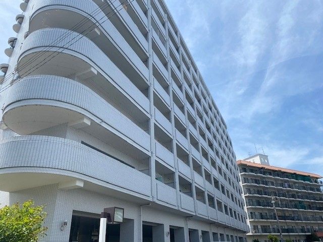 【寮外観】　リゾートマンション暮らしは快適です。※寮は複数ございます。