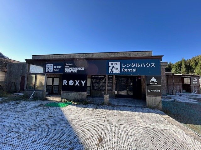 職場となる建物の外観です。
すぐ目の前にはスキー場が広がっておりテンション上がります！