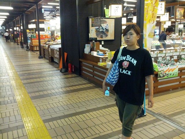 奥まで広がるお土産物屋さん達。こちらも越後湯沢駅構内です。