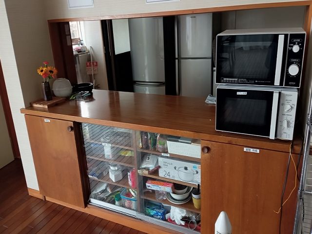 寮内の共有部分です。冷蔵庫や電子レンジは自由にお使いできますよ♪お部屋も綺麗で快適生活！