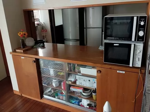 寮内の共有部分です。冷蔵庫や電子レンジは自由にお使いできますよ♪お部屋も綺麗で快適生活！