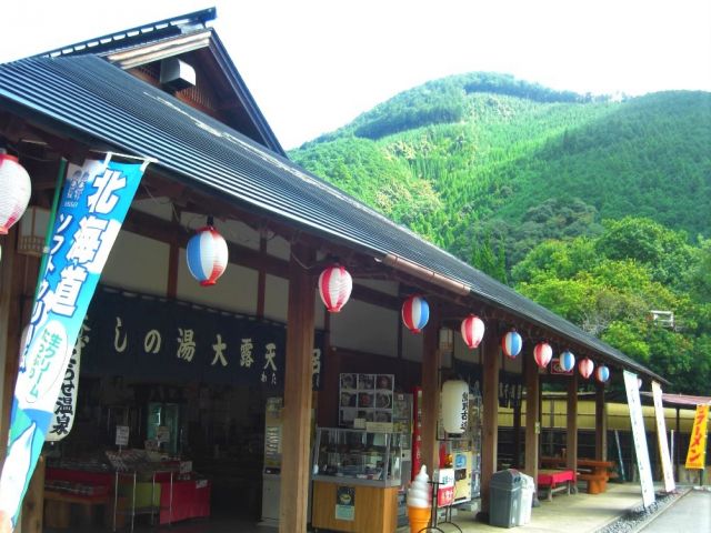 澄み切った空気、山と川に囲まれた中で入る温泉は格別です♪