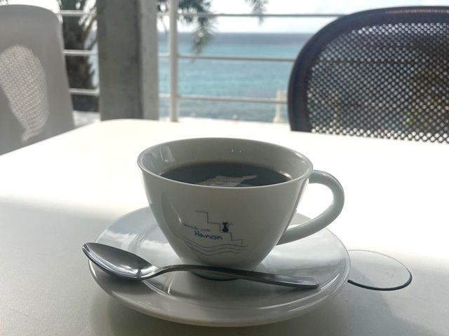 青い海を望めるおしゃれなカフェもたくさん♪映えて映えてしかたない！