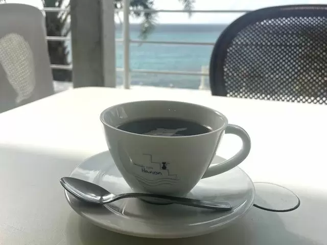 青い海を望めるおしゃれなカフェもたくさん♪映えて映えてしかたない！