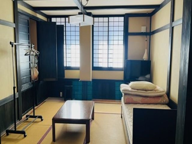 寮の写真です。お風呂は館内の大浴場をご利用いただけます。トイレ別、独立洗面台もありますよ！