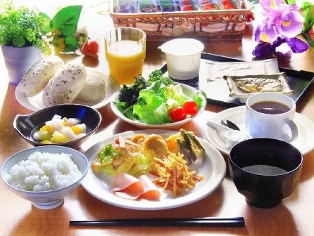 食事はバイキングの残りを食べれます！
